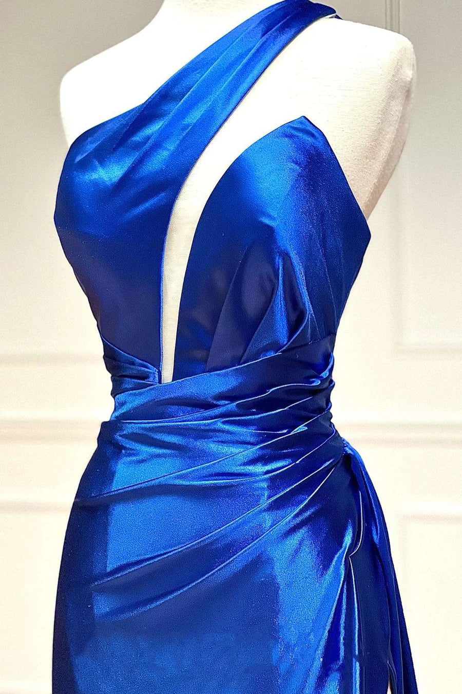 Vestido de fiesta con un solo hombro y espalda descubierta
